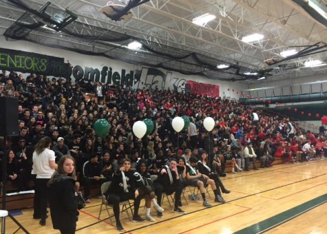 The seniors and sophomores at the pep assembly!